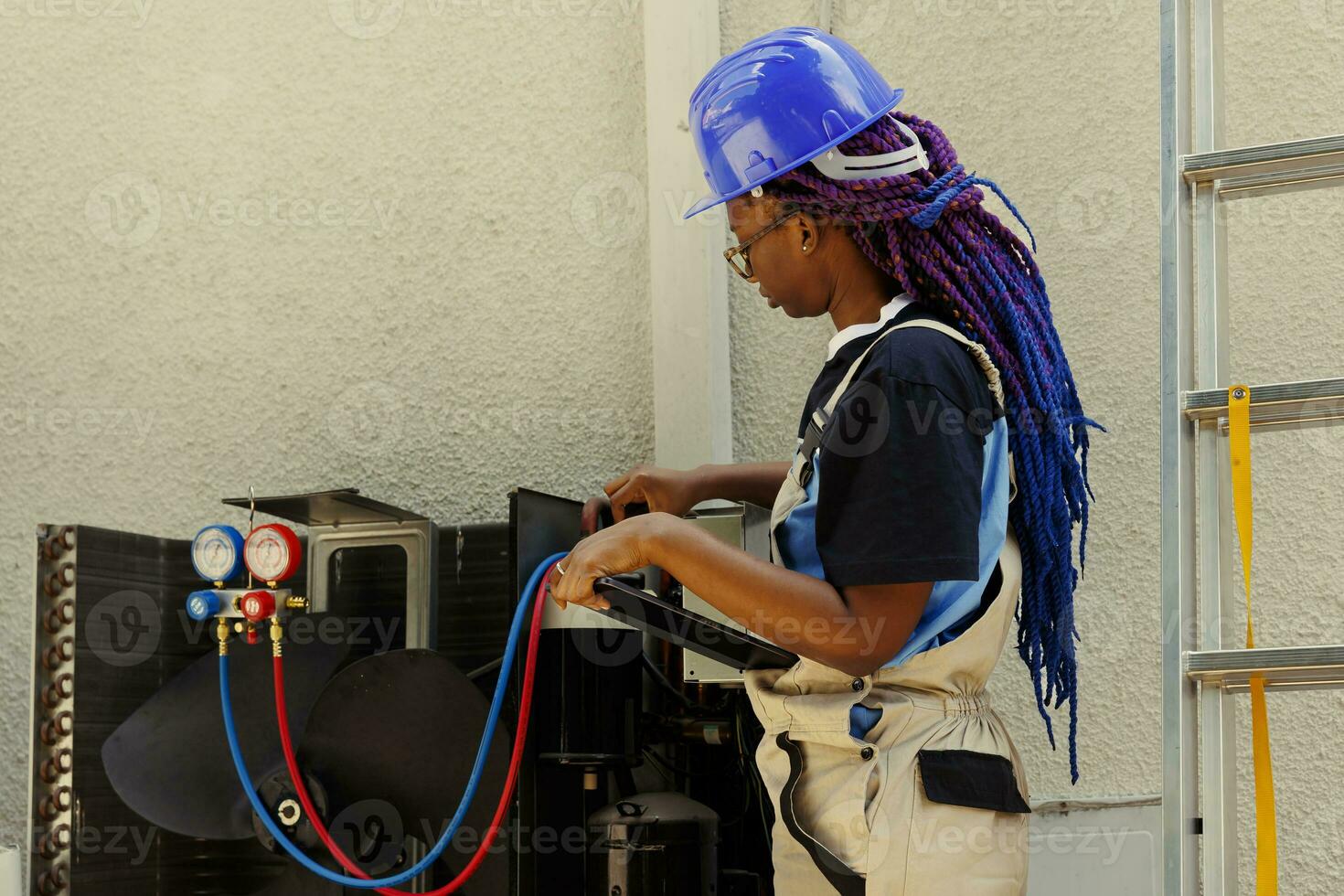 elektricien op zoek online voor nieuw verdamper spoel na vinden uit van bestellen condensor bestanddeel gedurende jaar- onderhoud. Afrikaanse Amerikaans deskundige controle lucht conditioner intern een deel voorraad foto