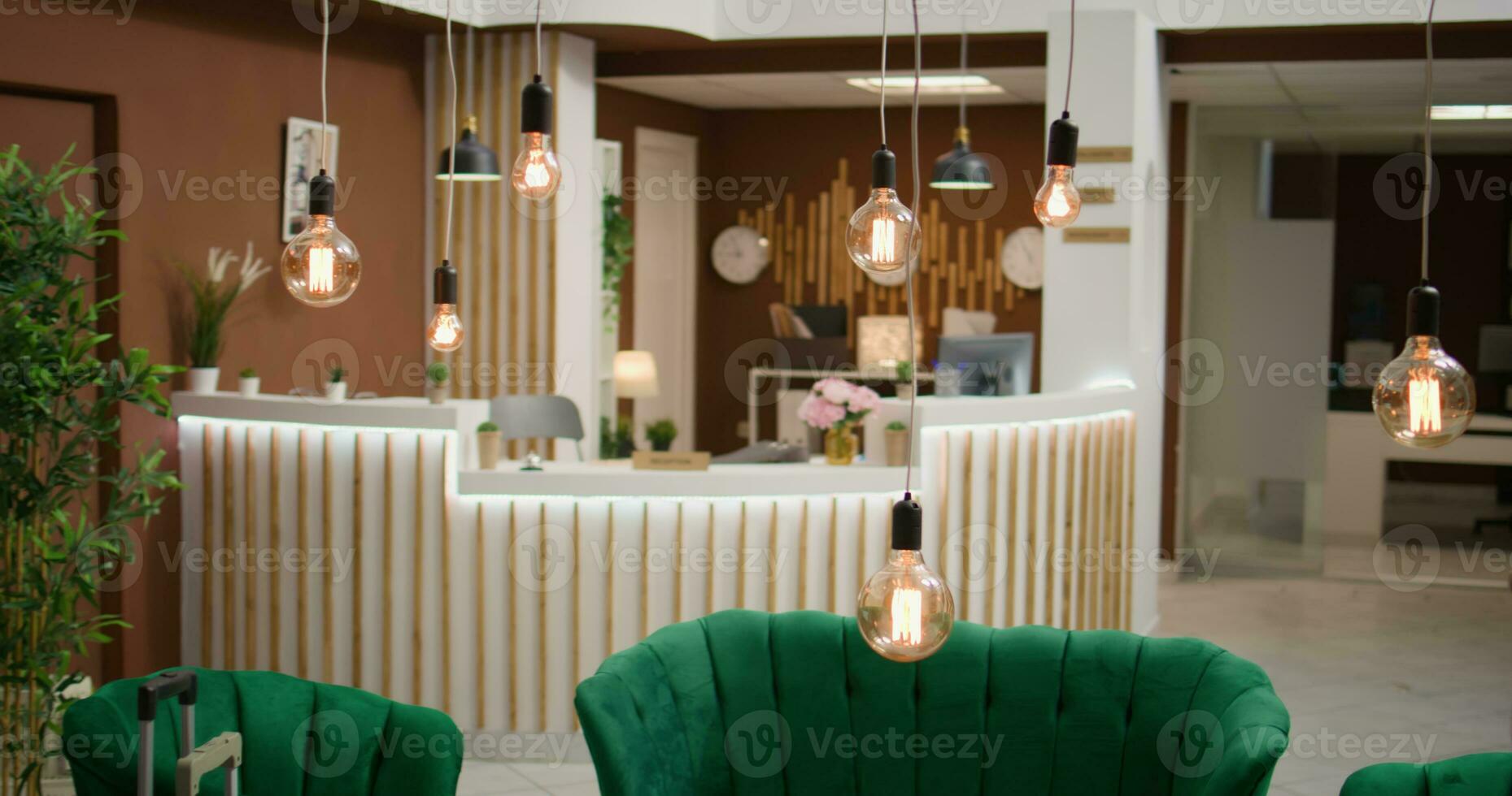 voorkant bureau hotel ontvangst lobby, gebruikt naar controleren in en Welkom gasten Aan vakantie. modieus leeg modern toevlucht lounge Oppervlakte met duur groen meubilair en classy decoraties. foto