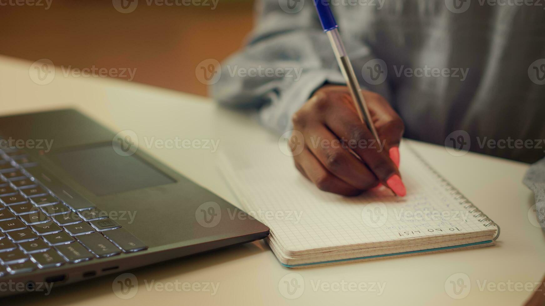 vrouw nemen handgeschreven ideeën aantekeningen Bij huis bureau, proberen naar vind perfect werk stromen en ontwikkelen online freelancen carrière. persoon gebruik makend van notitieboekje planning voor baan productiviteit. dichtbij omhoog. foto