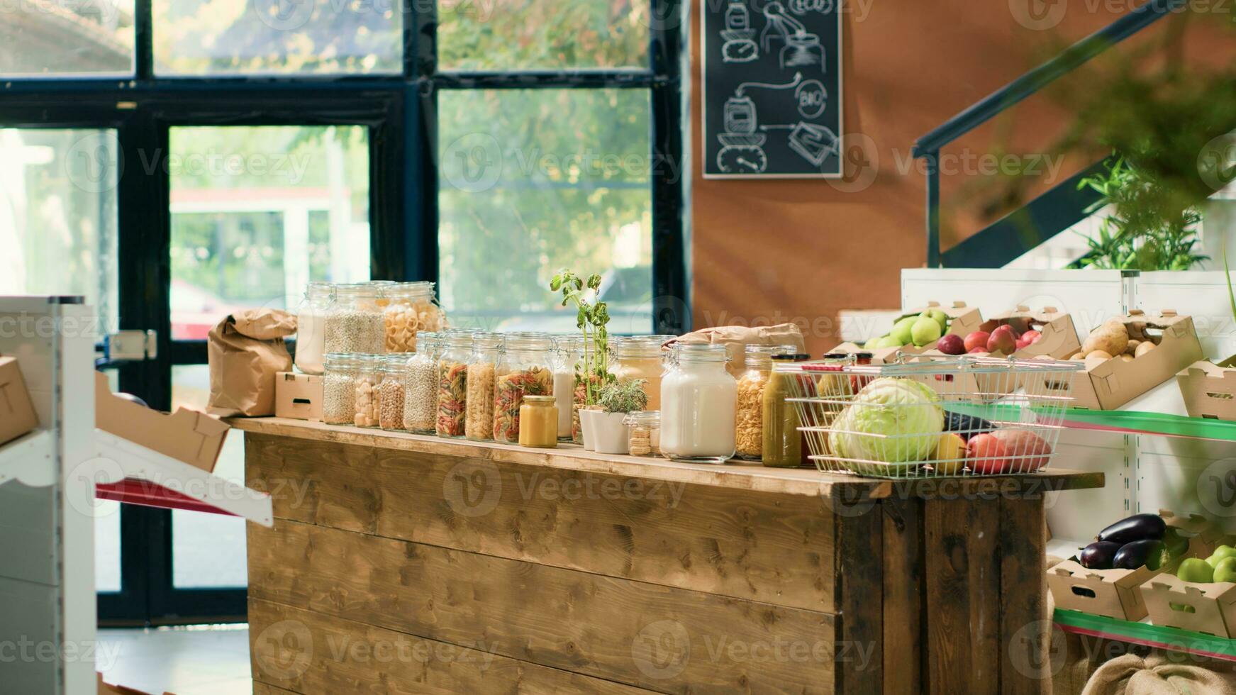 nul verspilling handelswaar in supermarkt met etisch afkomstig voedsel additieven vrij fruit, groenten, granen, specerijen en pasta. leeg eco vriendelijk kruidenier op te slaan met vers biologisch van eigen bodem produceren. foto