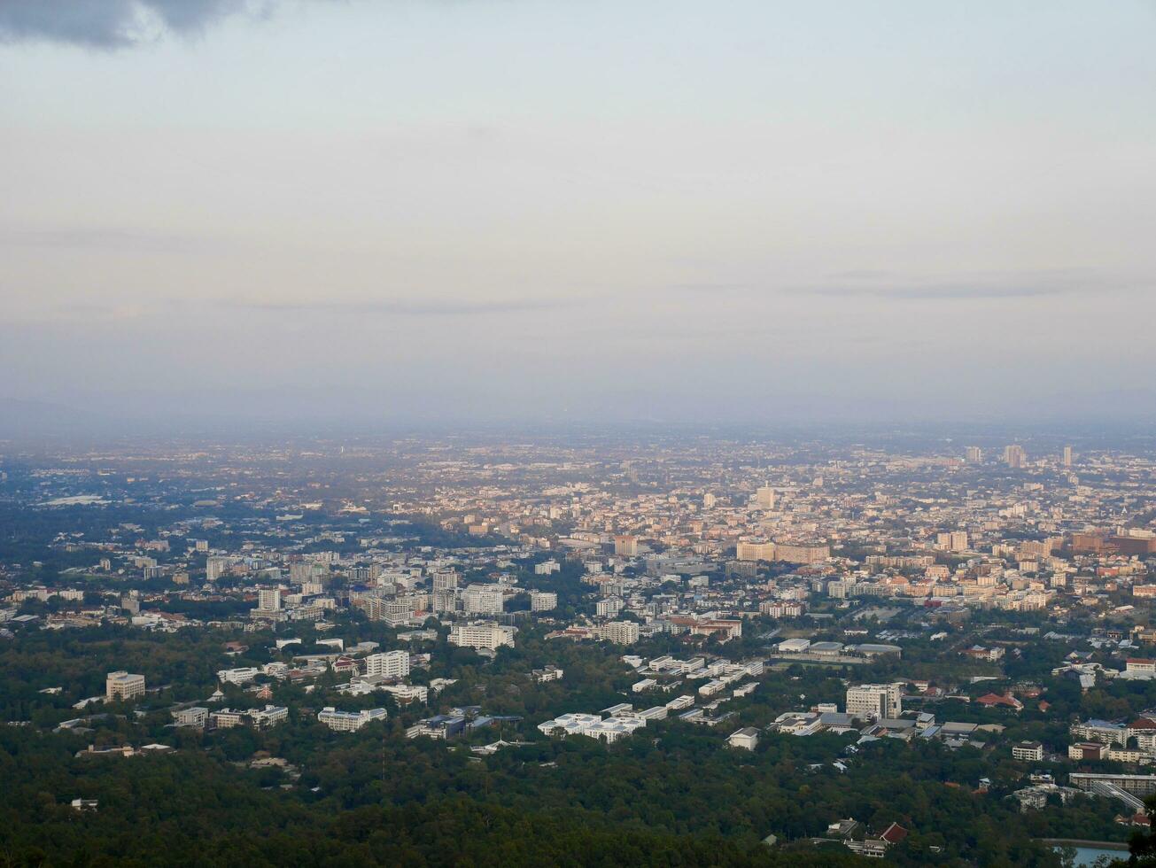 landschap van Chiang mai stad het formulier doi suthep berg Bij ochtend, de Chiang mei's hoogste visie punt zag de stad net zo breed net zo de oog, mooi zo atmosfeer, mooi visie in voorkant foto