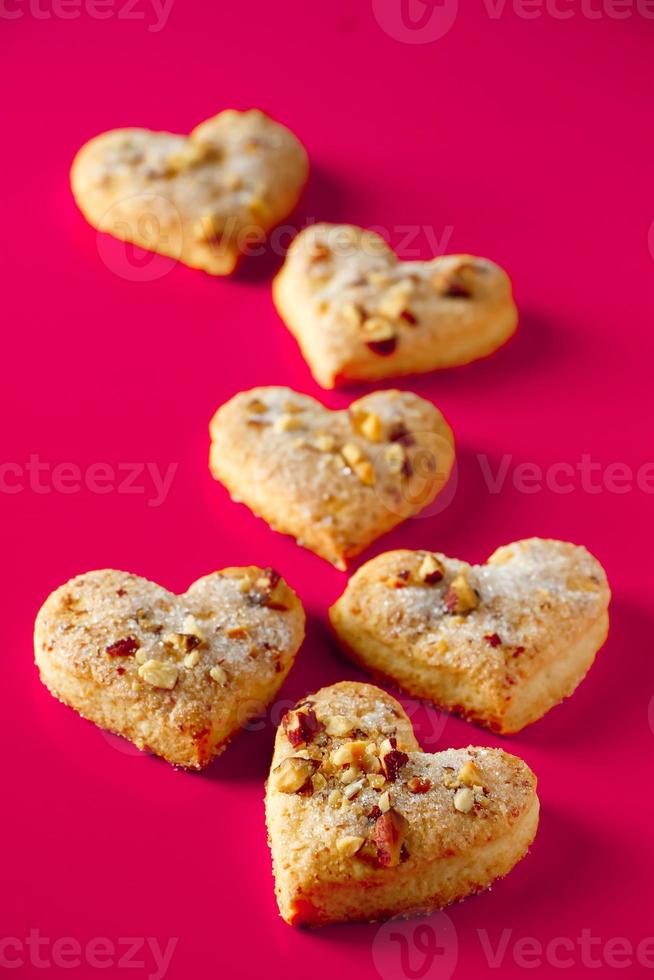 hartvormige koekjes voor Valentijnsdag op roze achtergrond foto