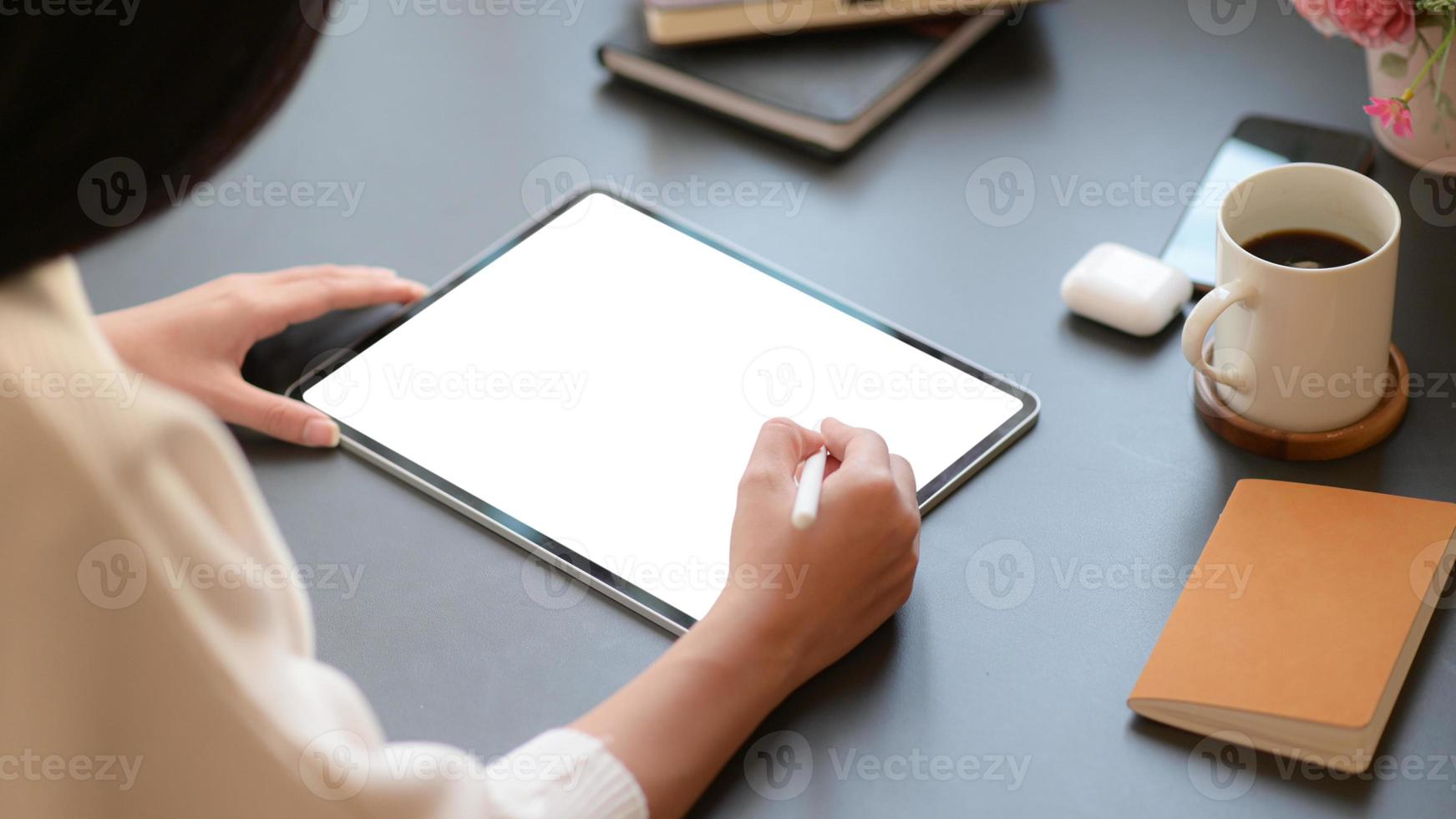 een professionele ontwerper werkt aan een moderne tablet om zijn toekomstige project in een comfortabel kantoor te ontwerpen. foto