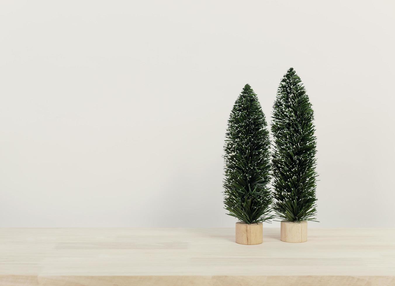 kerstboom op houten tafel met kopie ruimte voor design. foto