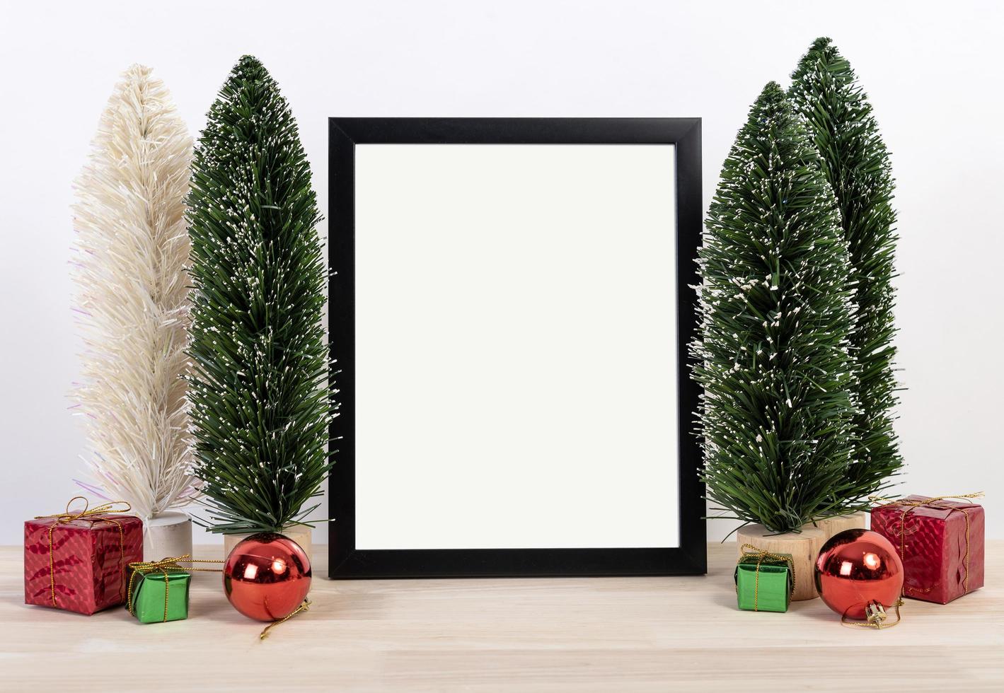 kerstvakantie groet frame ontwerp mockup met decoratie op houten tafel. foto