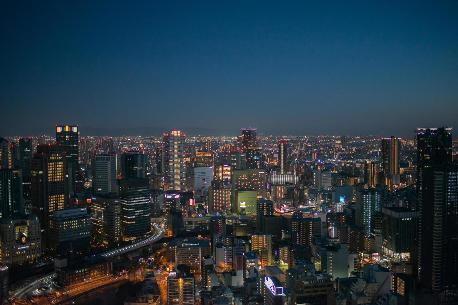 luchtfoto van osaka bij nacht. wolkenkrabbers en de stad in de verte. Japan foto