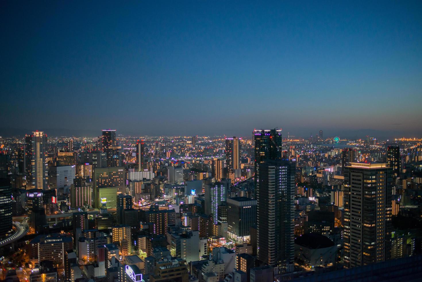 luchtfoto van het centrum van osaka bij nacht. Japan foto
