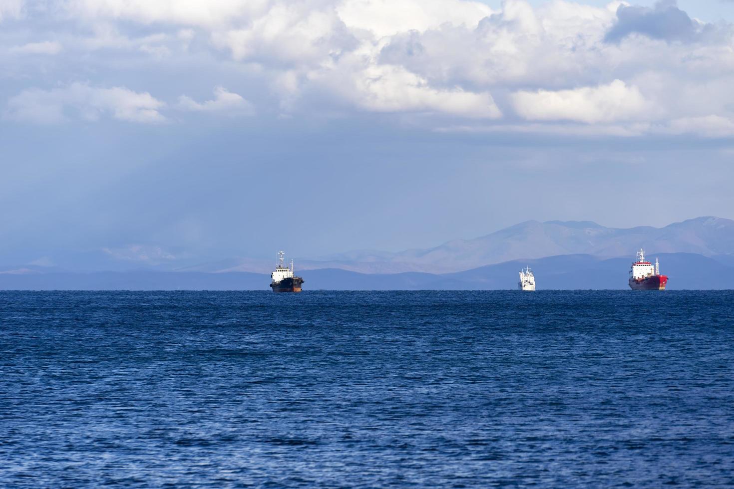 zeegezicht met schepen aan de horizon foto
