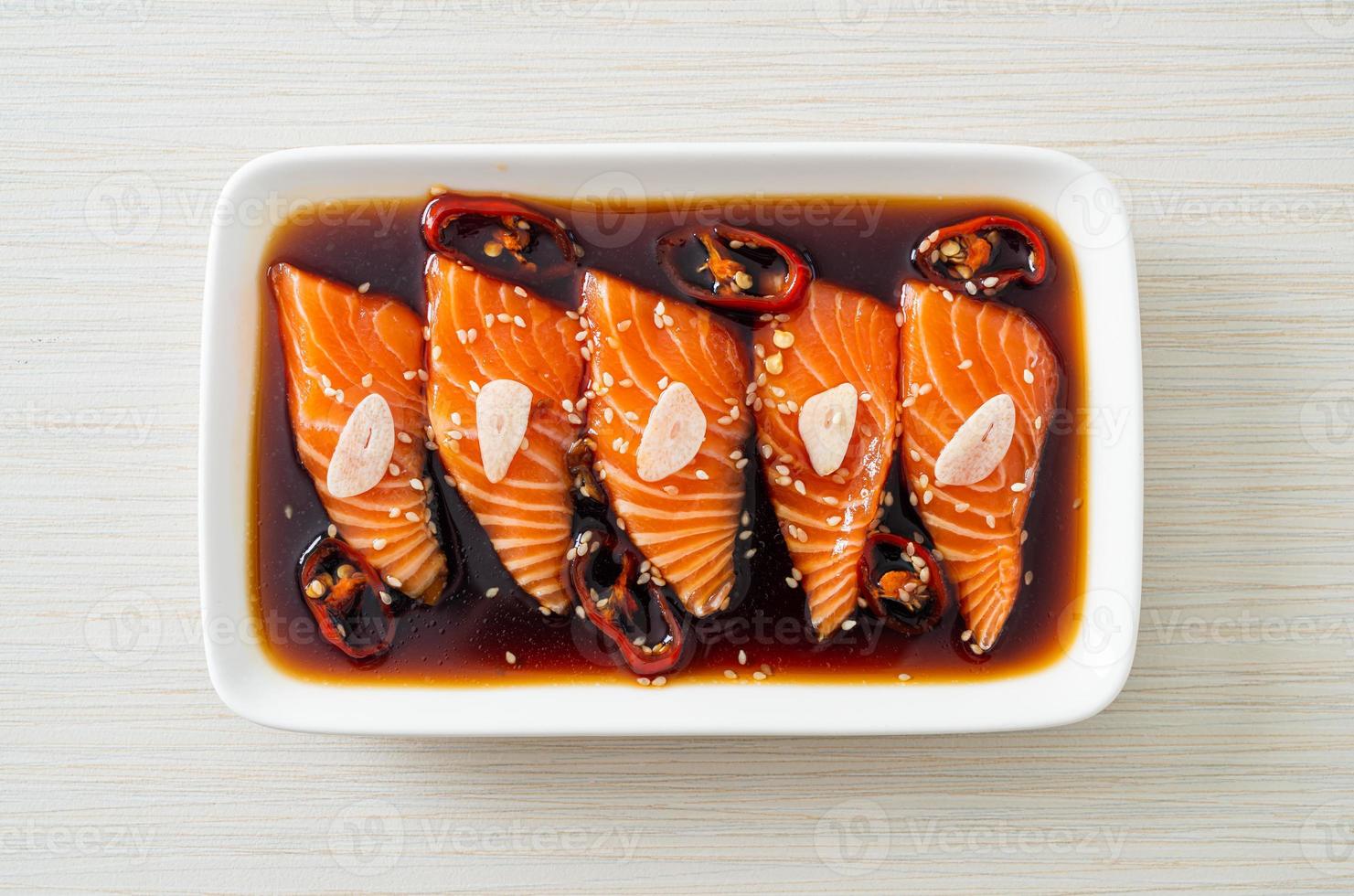 zalm gemarineerde shoyu of zalm ingelegde sojasaus foto