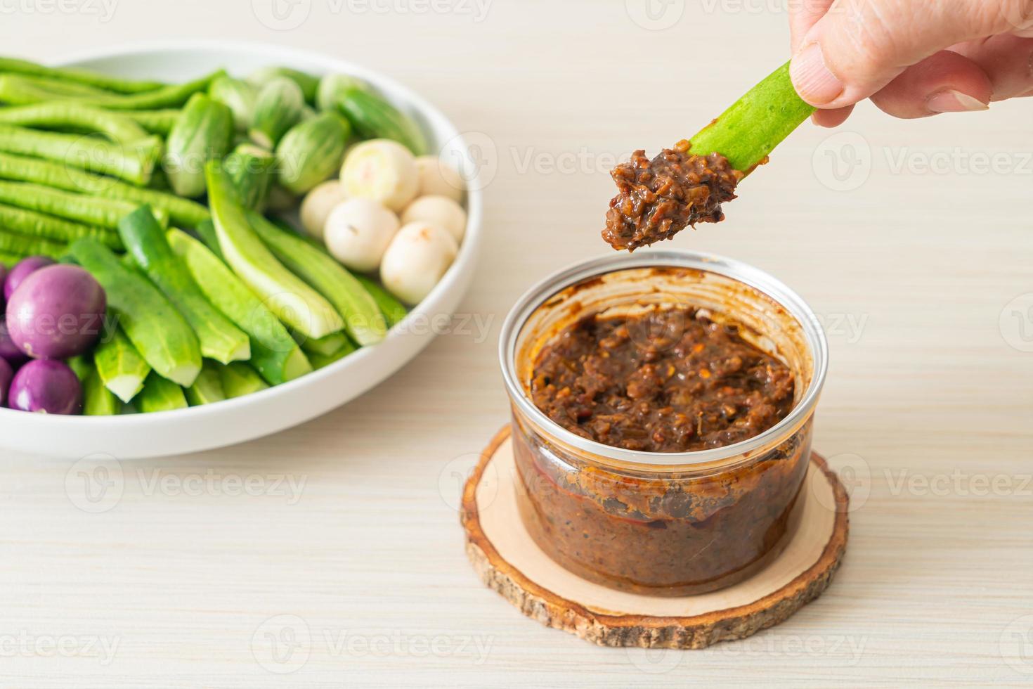 gefermenteerde vis chili pasta met verse groenten foto