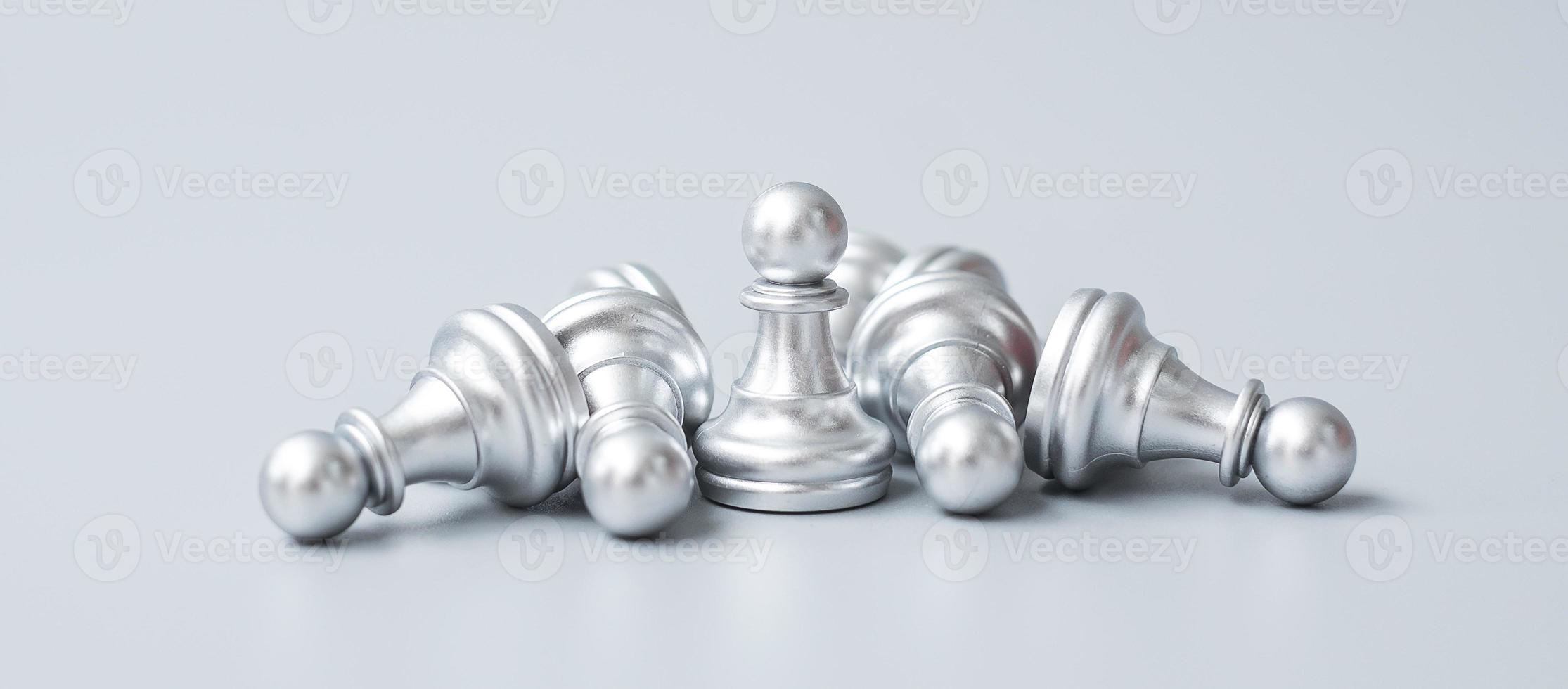 zilveren schaakpionfiguur onderscheidt zich van de menigte van vijand of tegenstander. strategie, succes, management, bedrijfsplanning, disruptie, win en leiderschapsconcept foto