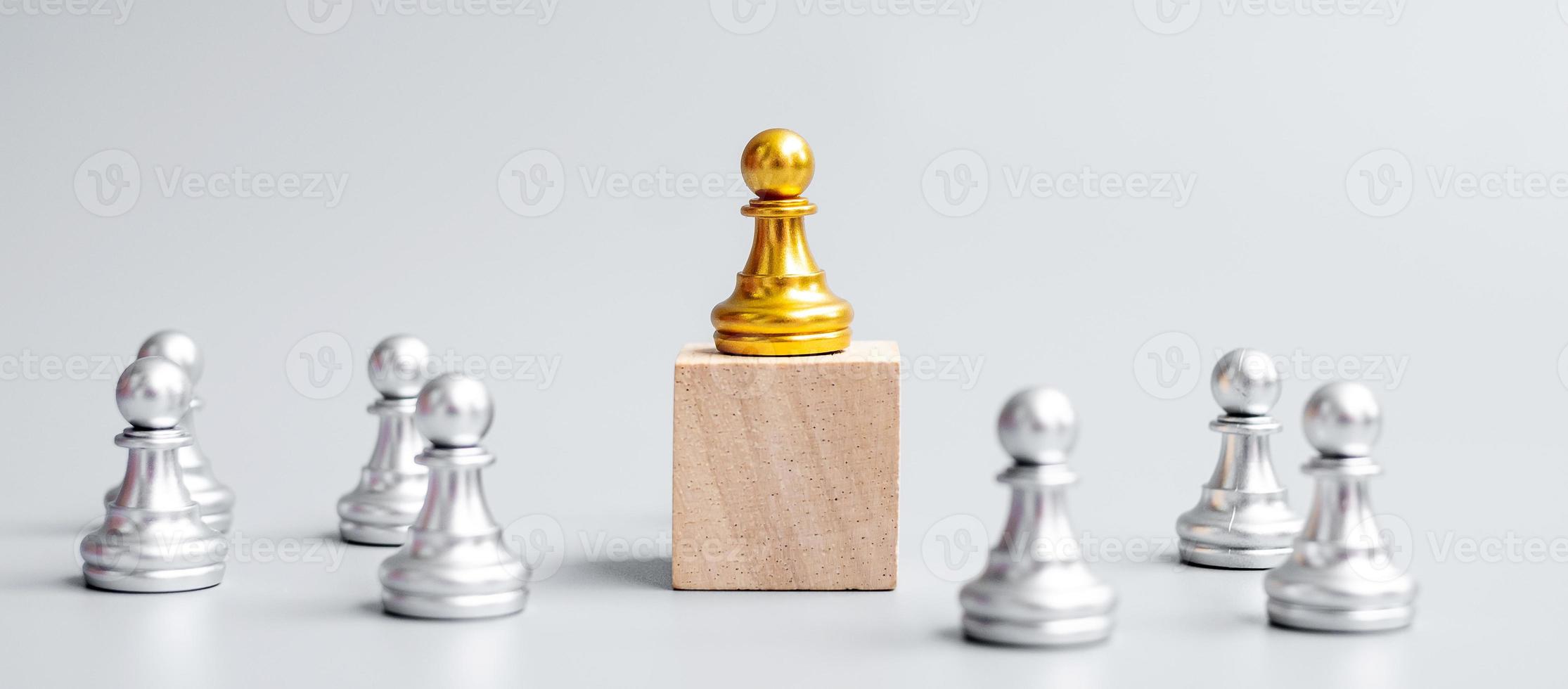 gouden schaakpionstukken of leiderzakenman met cirkel van zilveren mannen. overwinning, leiderschap, zakelijk succes, team en teamwork concept foto