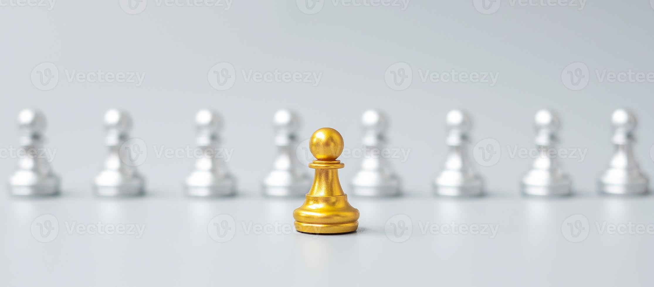 gouden schaakpionstukken of leiderzakenman vallen op in de menigte mensen van zilveren mannen. leiderschap, business, team, teamwork en human resource management concept foto