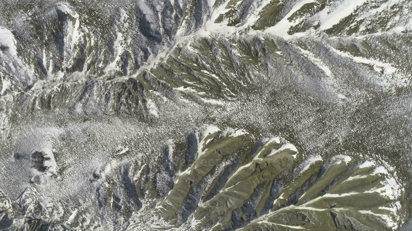 top van hoog bergen, gedekt door sneeuw. schot. top visie van de besneeuwd heuvel. mooi landschap foto