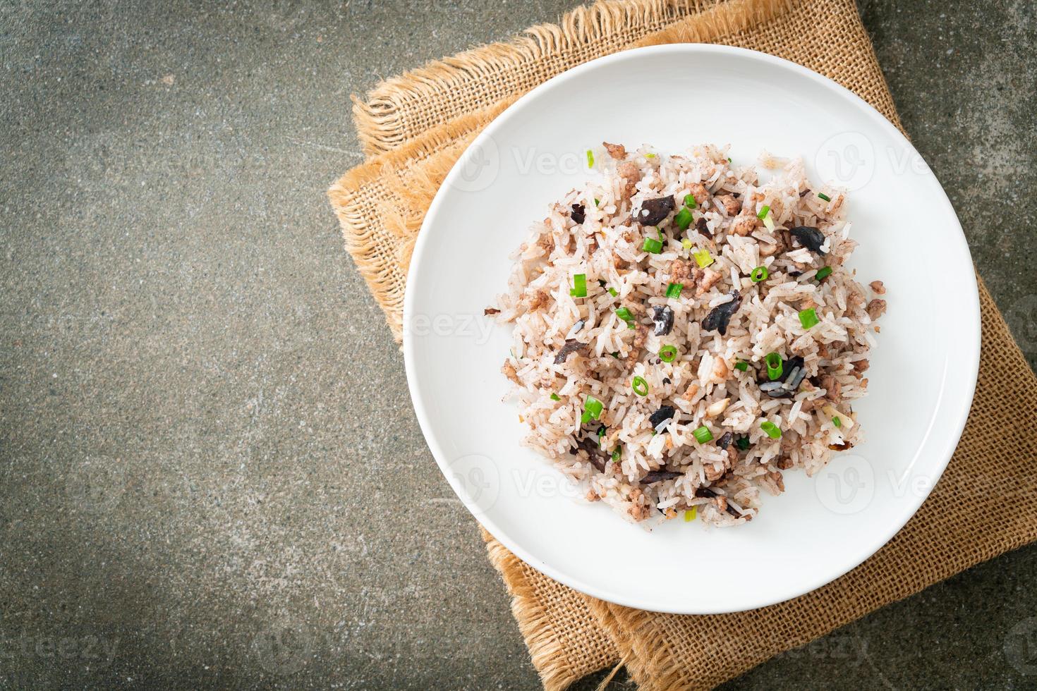 gebakken rijst met chinese olijven en varkensgehakt foto