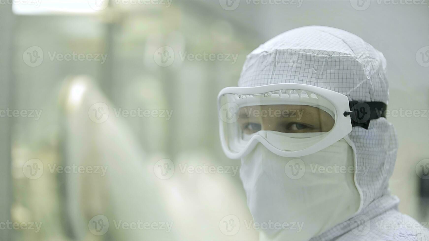 farmacie. farmaceutisch arbeider opereert blaar verpakking machine. kwaliteit controle. farmacie. arbeider operator portret foto