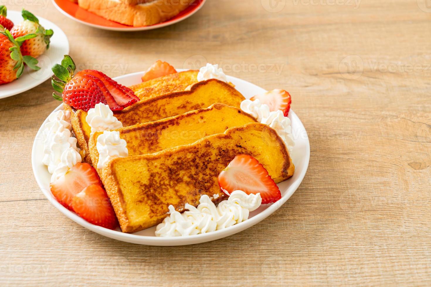 wentelteefjes met verse aardbeien en slagroom foto