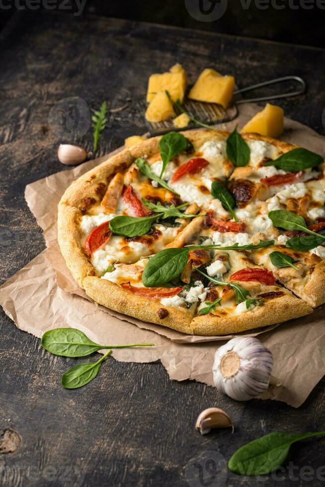 Italiaans pizza met feta kaas, tomaat en basilicum foto