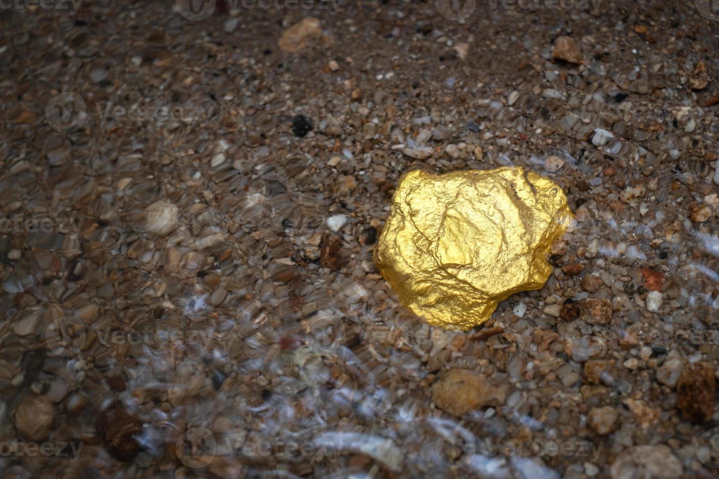 puur goudklomperts gevonden in de mijn met natuurlijke onderwaterbronnen foto