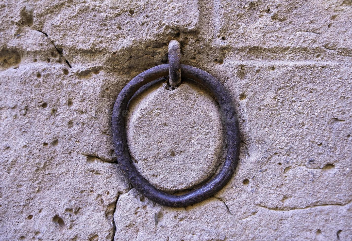 metalen ring aan de muur foto