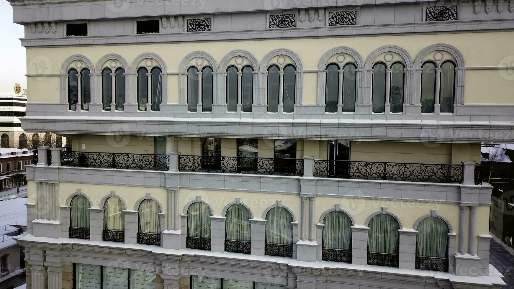 antenne visie vaststelling met uitzicht appartement gebouw Aan bewolkt dag. voorraad. top visie van duur appartementen in de stad foto