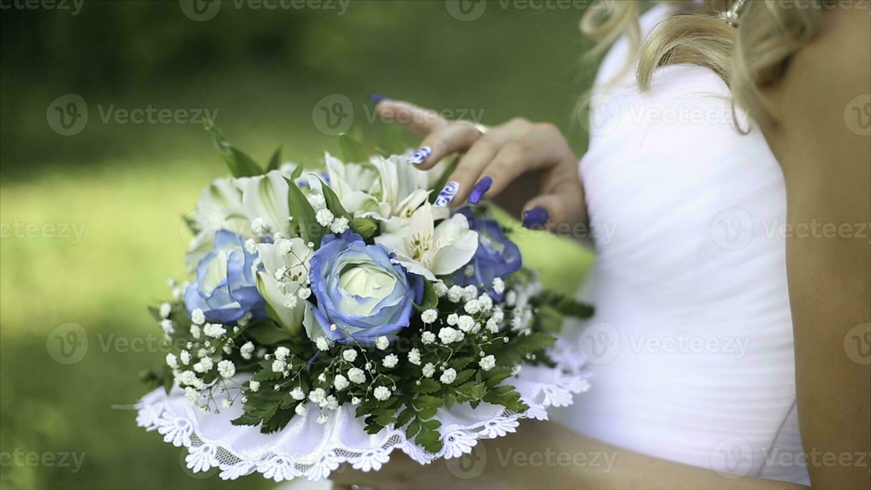 mooi boeket van verschillend kleuren in de handen van de bruid in een wit jurk. bruid in wit jurk met boeket zwart vrouw houdt bruiloft boeket. bruiloft foto