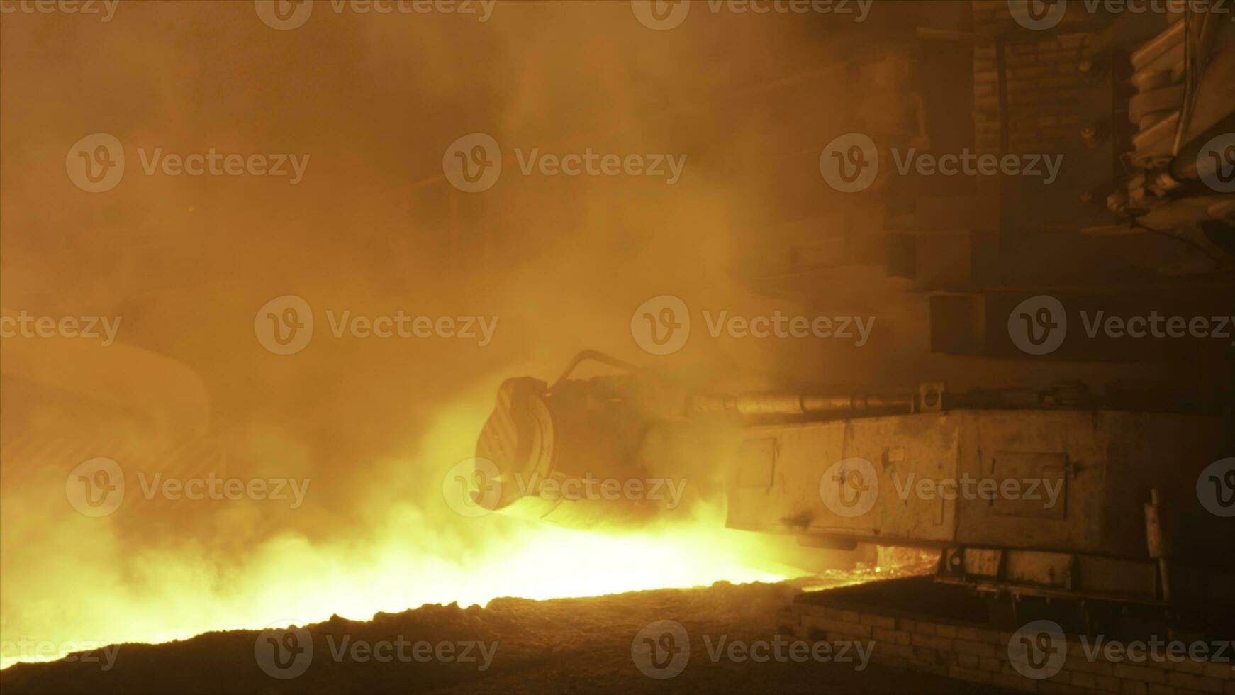 heet staal productie Bij de staal plant, metallurgie concept. voorraad filmmateriaal. heet winkel met vloeiende gesmolten staal in de stortkoker. foto