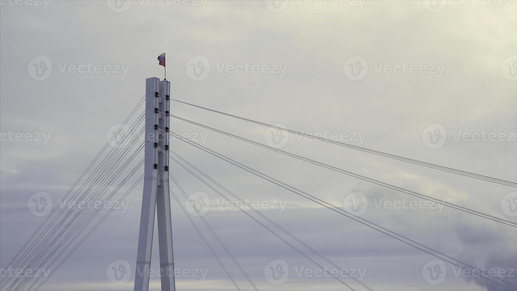 Russisch federatie vlag fladderend in de wind Aan de top van de brug. voorraad. Russisch vlag Aan de top van een brug Aan grijs, bewolkt lucht achtergrond. foto