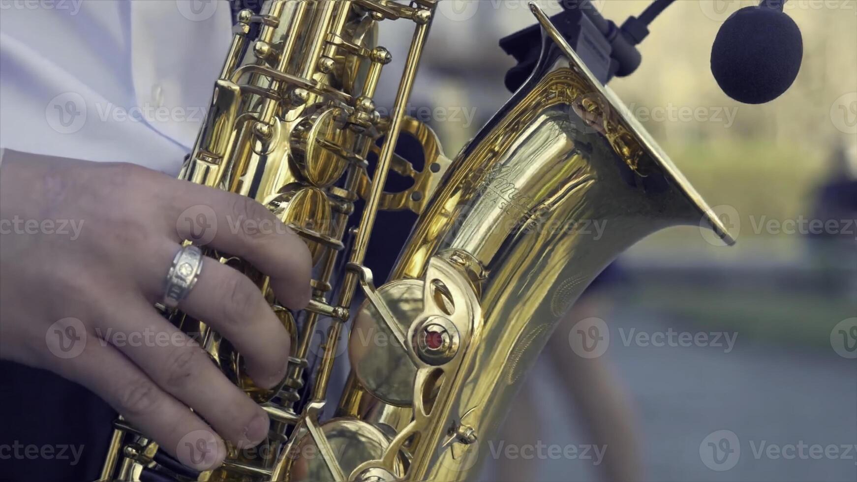 jong Mens met saxofoon buiten in de buurt de oud geschilderd muur. jong expressief musicus spelen de saxofoon. kunst en muziek. jazz- muziek- foto