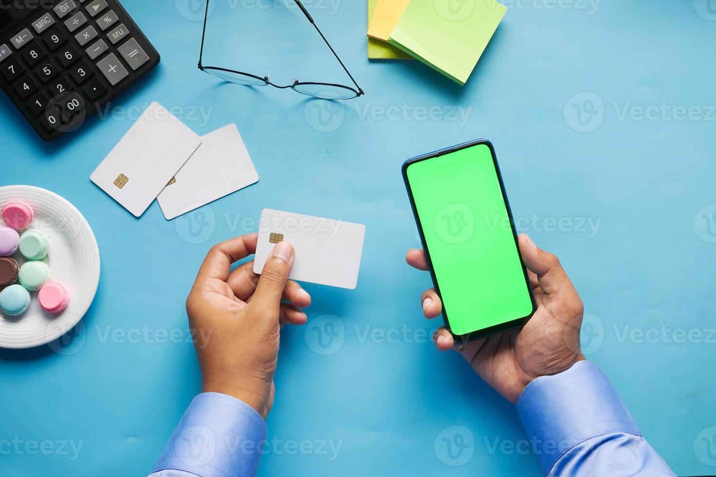 man hand met creditcard en met behulp van slimme telefoon online winkelen foto