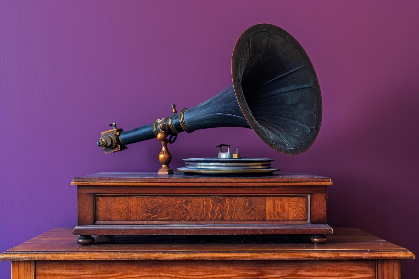 ai gegenereerd oud grammofoon Aan houten tafel in een Purper kamer foto