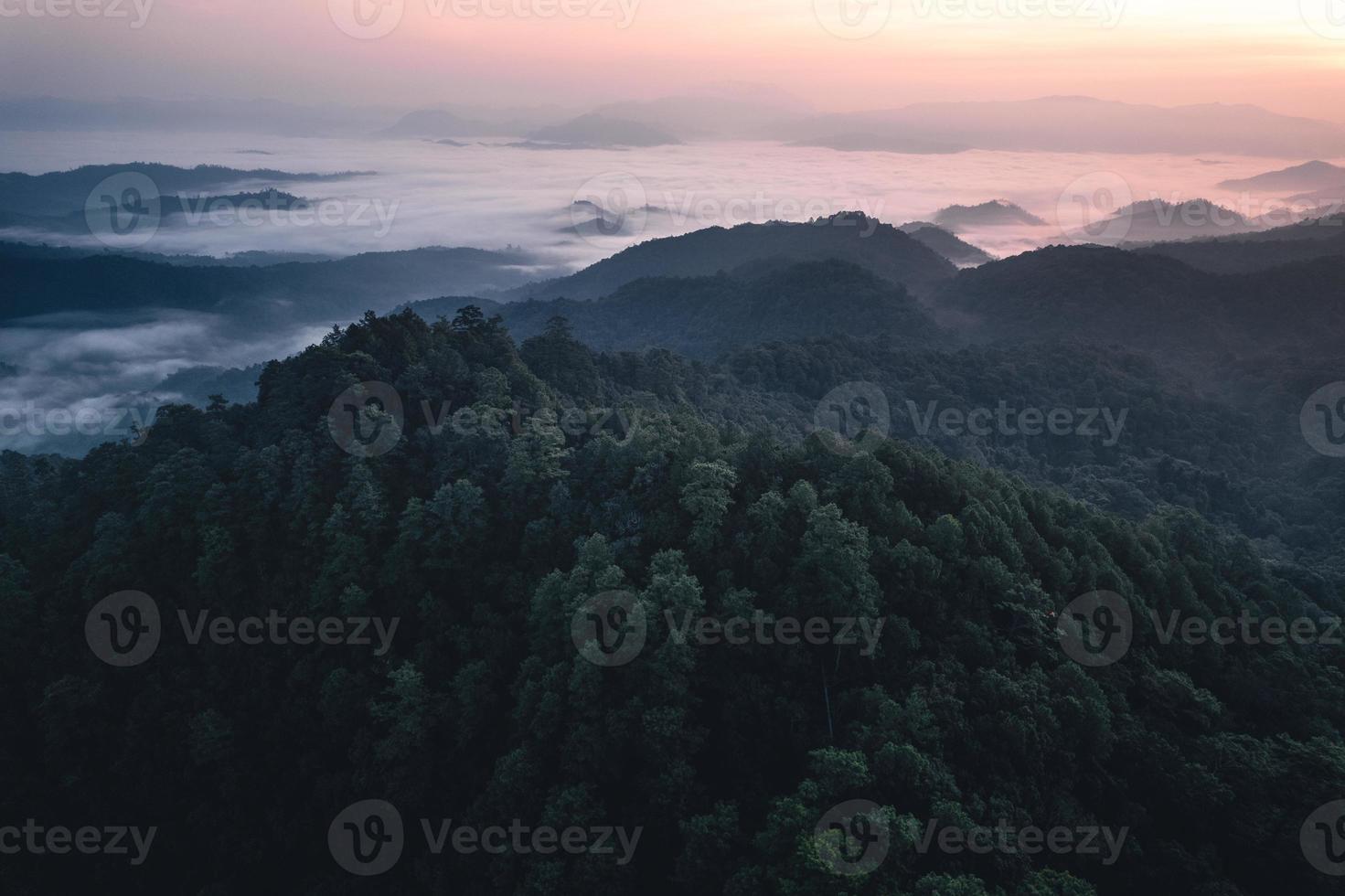 bergen en zonsopgang in de ochtend foto