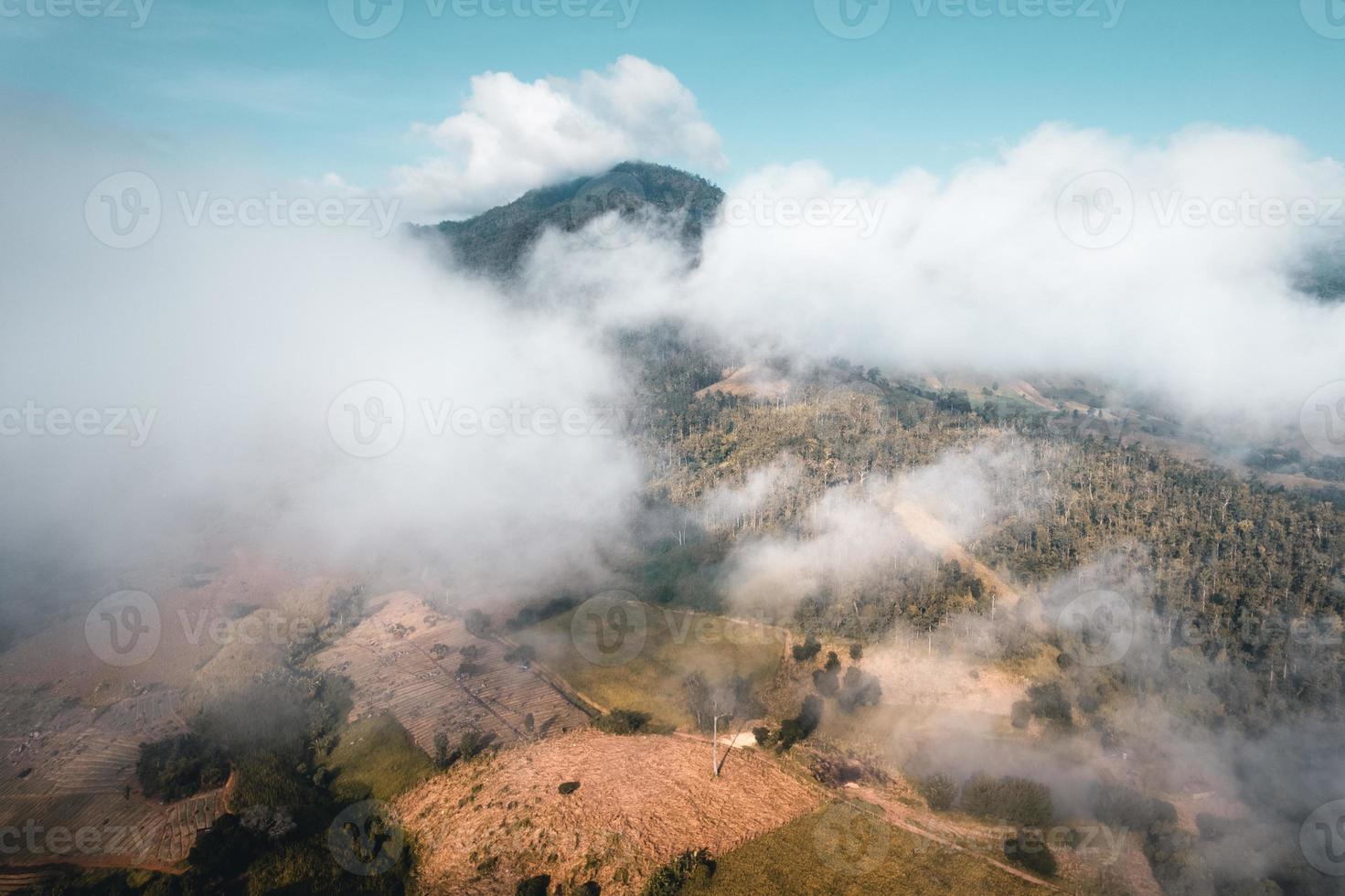 mist en bergen in de ochtend hoge hoek foto