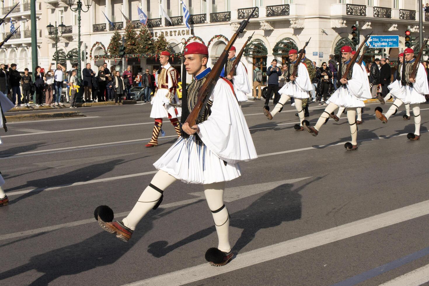 Athene, Griekenland, december 24 2023 soldaat van de presidentieel bewaker het marcheren richting de parlement voor de ceremonieel veranderen van de bewaker van de graf van de onbekend soldaat foto