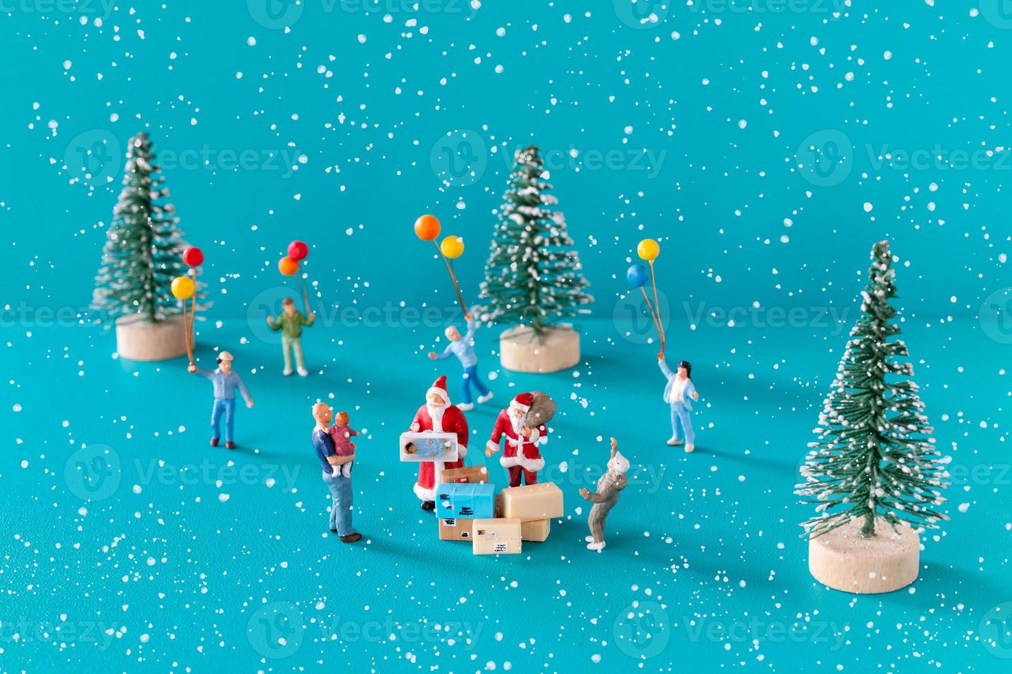 miniatuur mensen, kerstman levering geschenkdoos voor kinderen foto