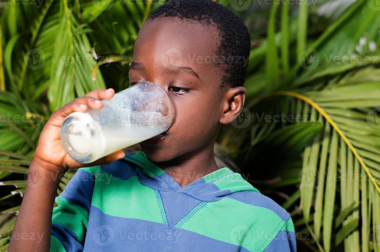 jongen die melk drinkt. foto