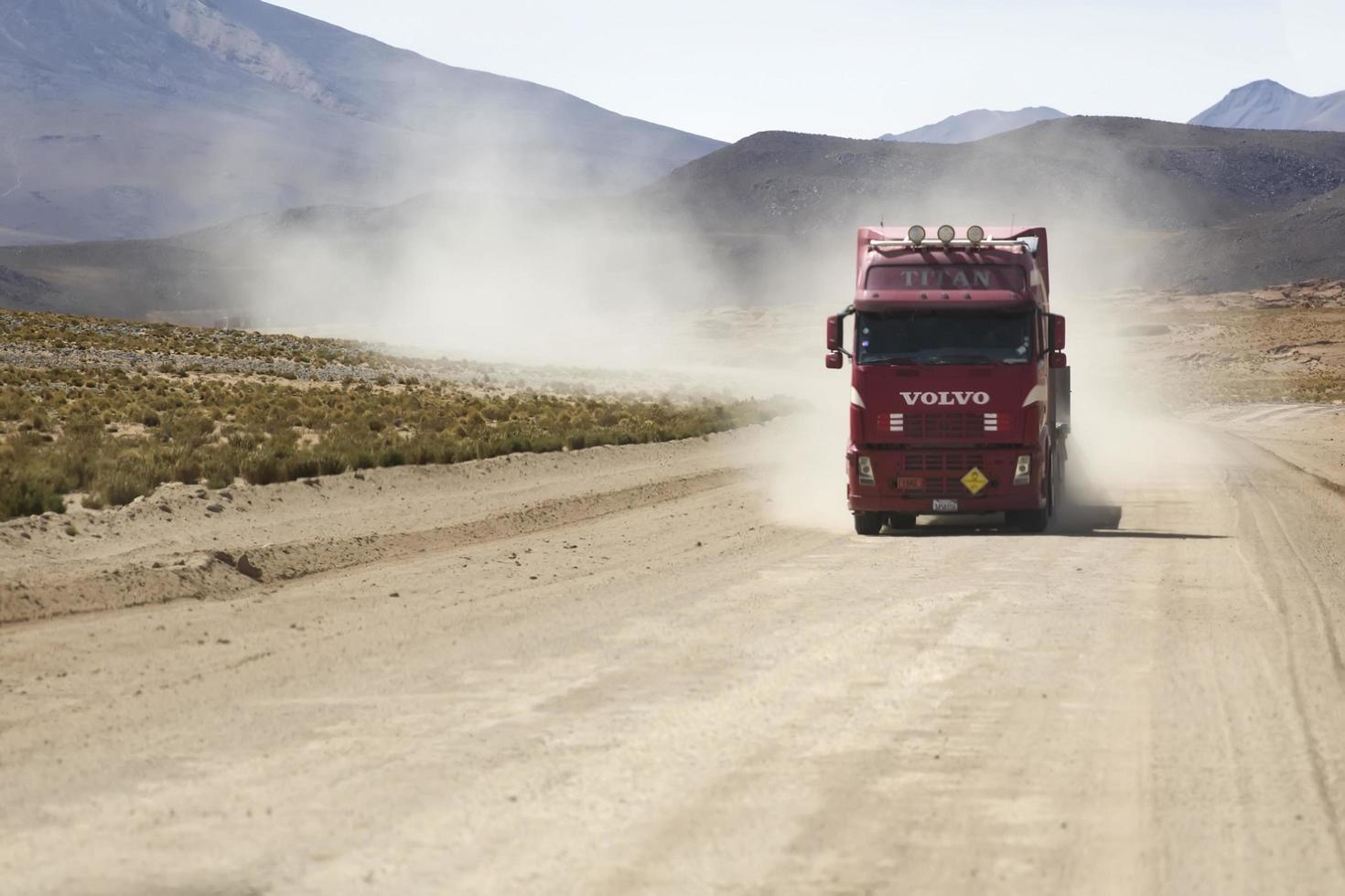 bolivia, 14 januari 2018 - vrachtwagen op de onverharde weg in bolivia. in 2004 was meer dan 92 procent van de wegen in Bolivia onverhard. foto