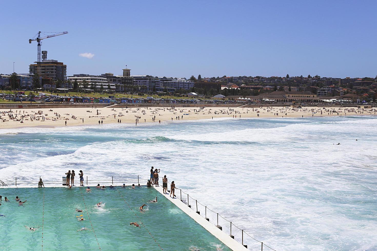 Sydney, Australië, 21 januari 2017 - niet-geïdentificeerde mensen in Bondi Baths in Sydney, Australië. het is een getijdenpoel geopend in 1929. foto