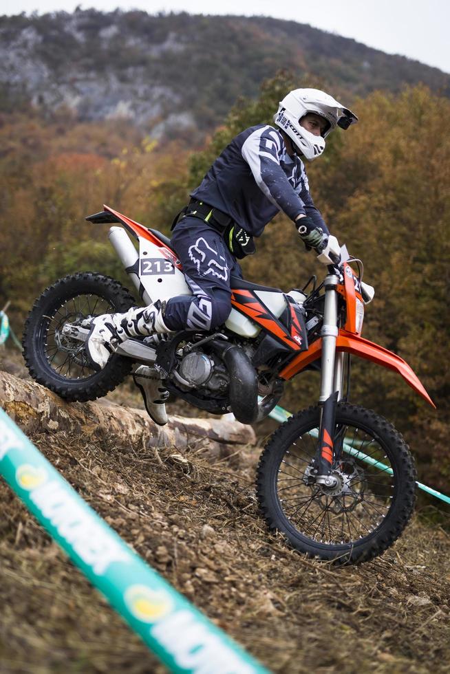 soko banja, servië, 20 oktober 2018 - niet-geïdentificeerde coureur bij harde enduro-race in soko banja, servië. deze moto offroad race vond plaats op 20-21 oktober 2018. foto