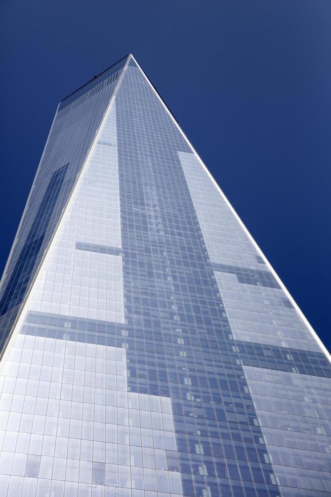 New York, Verenigde Staten, 30 augustus 2017 - detail van één wereldhandelscentrum in New York. met 541m is het het hoogste gebouw op het westelijk halfrond. foto