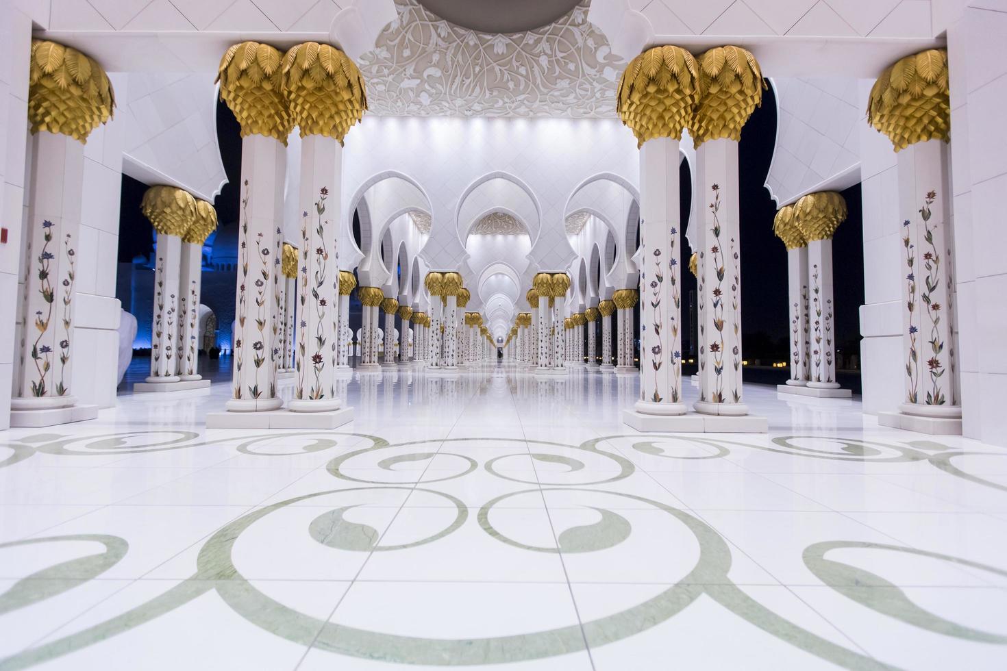 Abu Dhabi, Verenigde Arabische Emiraten, 4 mei 2015 - interieur van de Sheikh Zayed-moskee in Abu Dhabi. moskee is ontworpen door yusef abdelki en geopend in 2007. foto