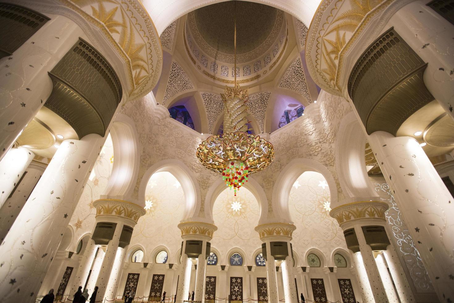 Abu Dhabi, Verenigde Arabische Emiraten, 4 mei 2015 - interieur van de Sheikh Zayed-moskee in Abu Dhabi. moskee is ontworpen door yusef abdelki en geopend in 2007. foto