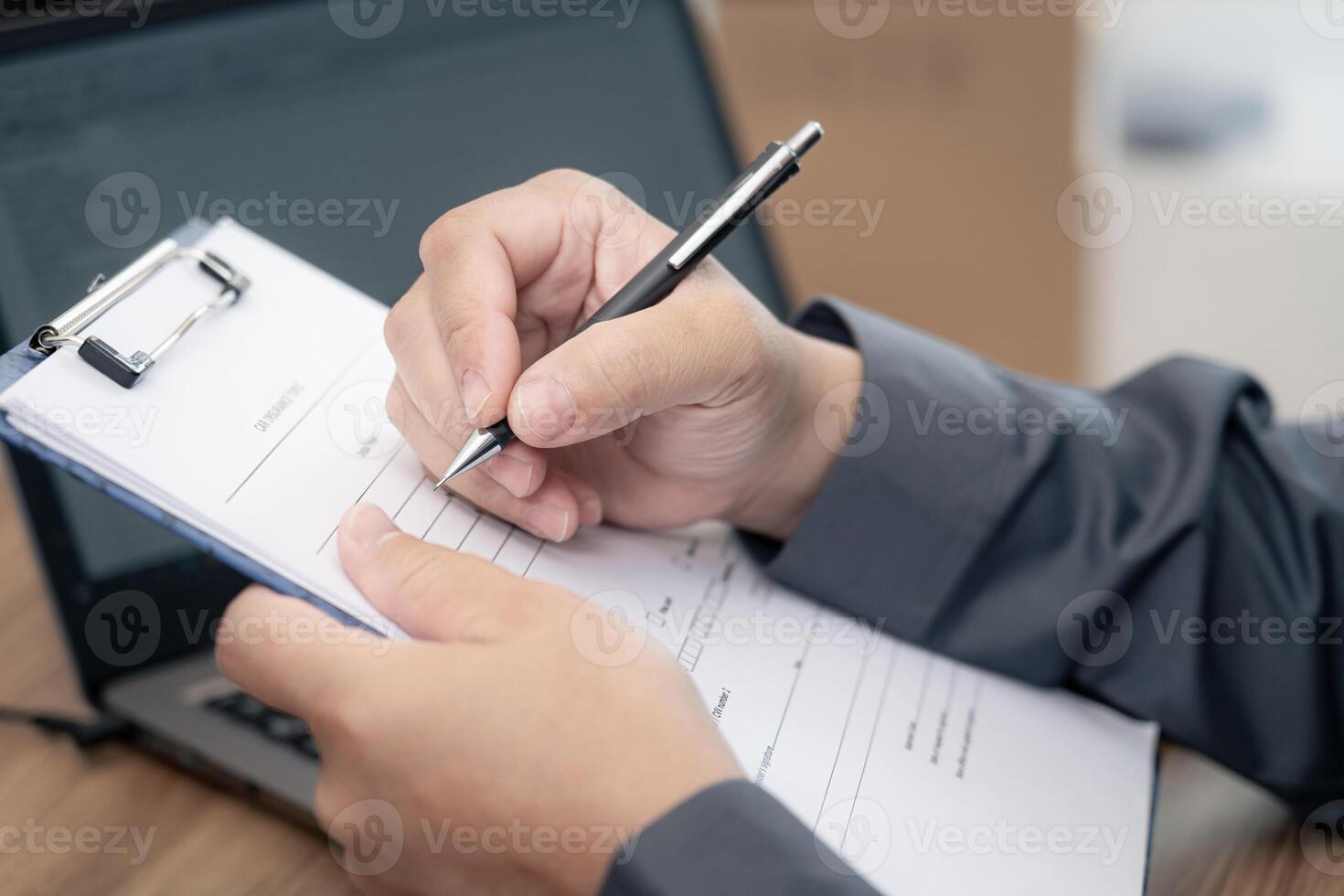 auto onderhoud personeel gebruik pen controleren papier lijst van auto onderhoud fiets in onderhoud centrum kantoor en gebruik laptop Aan tafel auto onderhoud concept foto