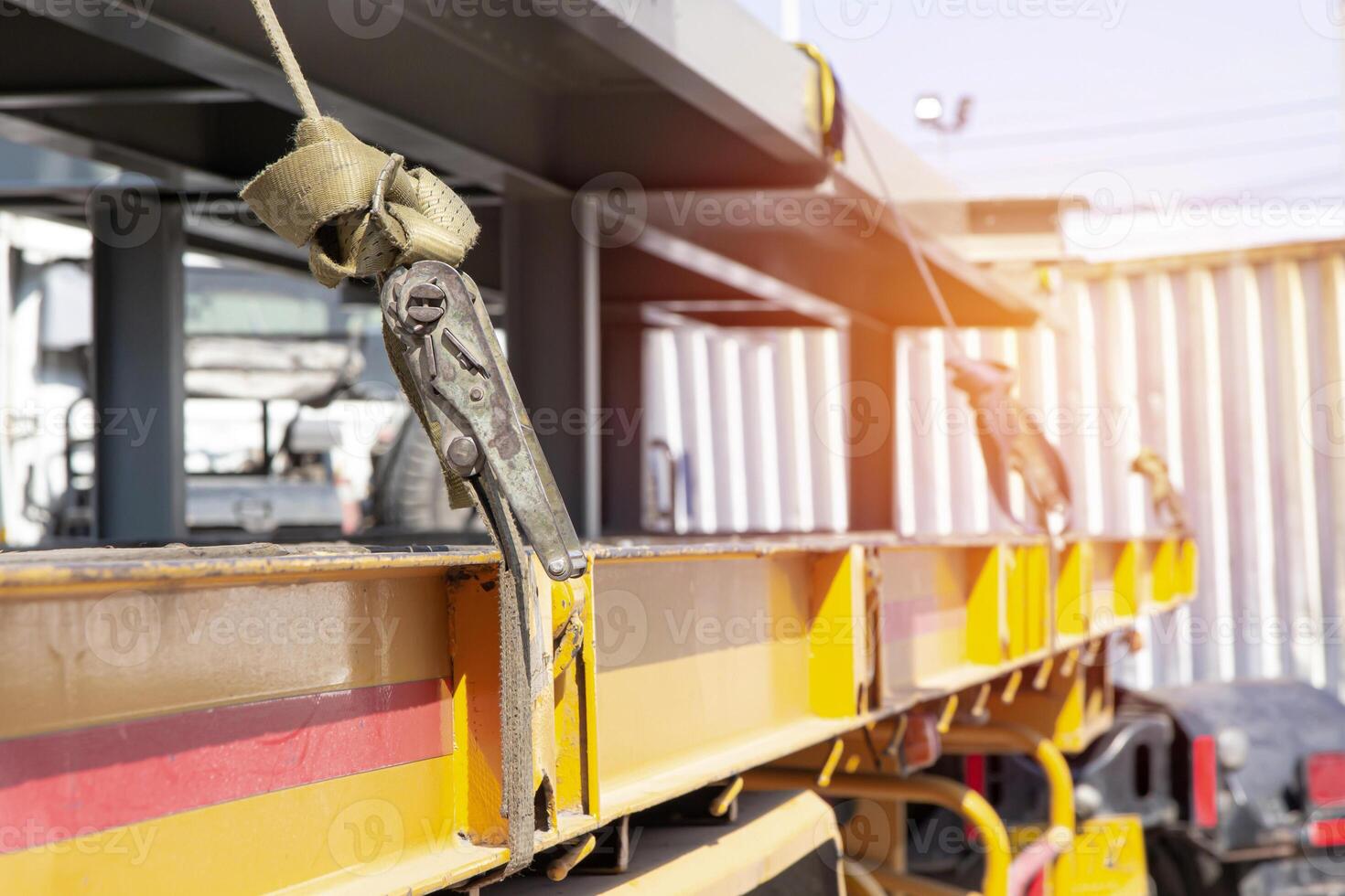 ratel band voor bevestiging producten naar voorkomen vallend Aan de vrachtauto met vervoer werk foto