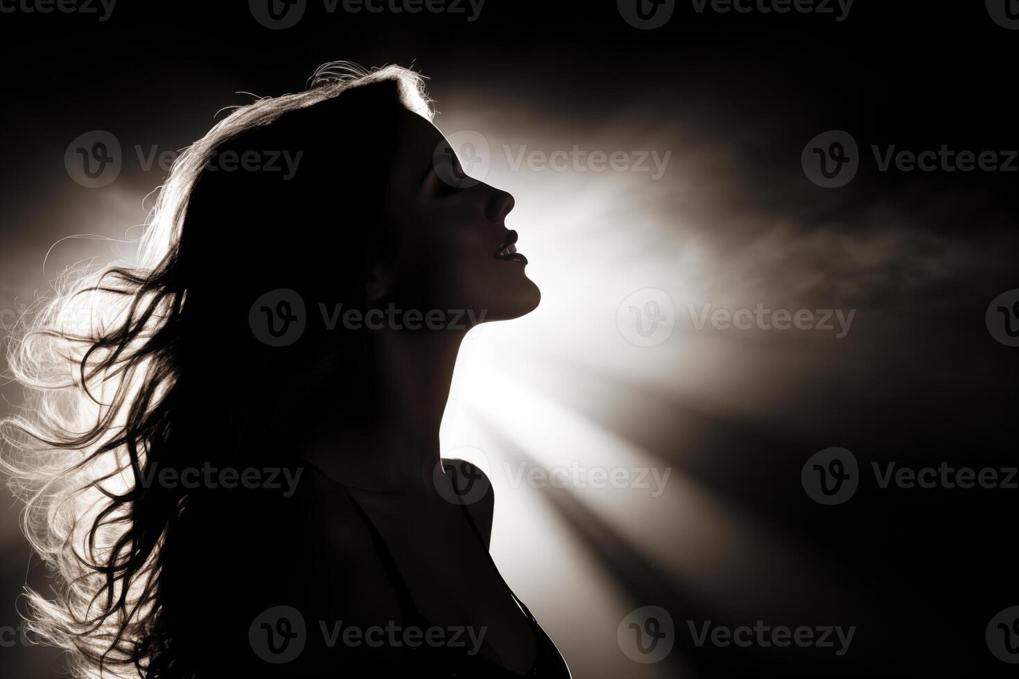 ai gegenereerd silhouet van Kaukasisch vrouw met tegenlicht, perfect voor schoonheid en artistiek concepten foto