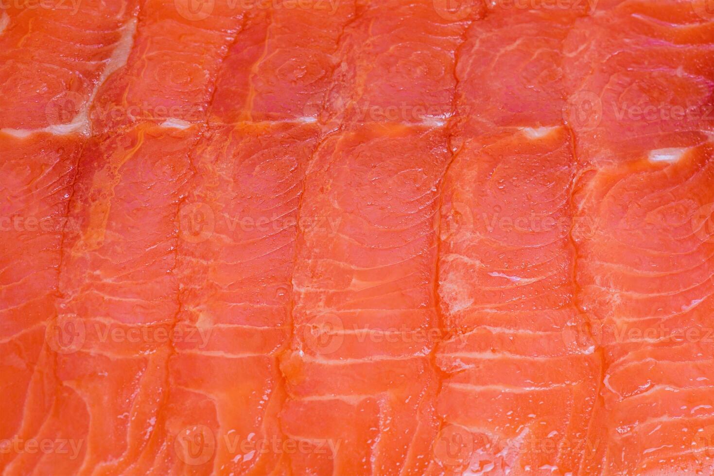 licht gezouten Zalm filet besnoeiing in dun stukken. rood vis macro foto net zo achtergrond.