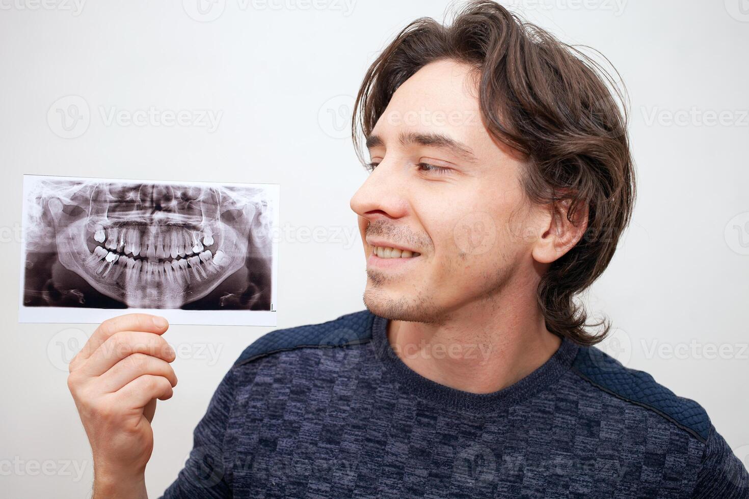 röntgenstraal van tanden afbeelding. Mens glimlacht, opent zijn mond. poseert, portret. foto