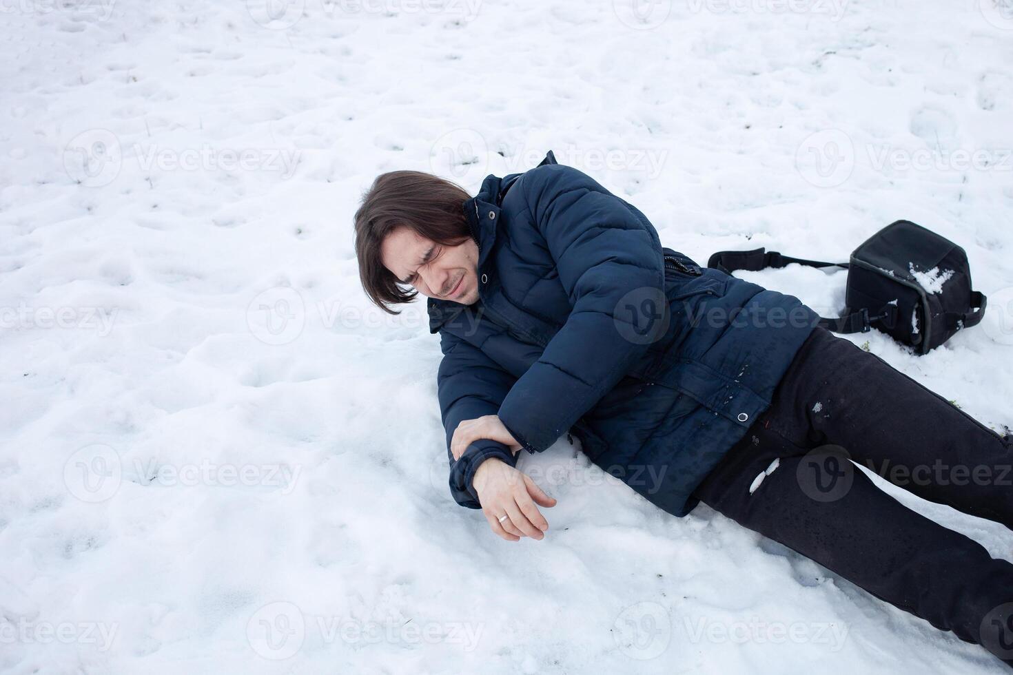 een Mens valt in de sneeuw. de Mens uitgegleden en was gewond. vallend Aan ijs. winter. breuk, blauwe plek, ontwrichting. foto