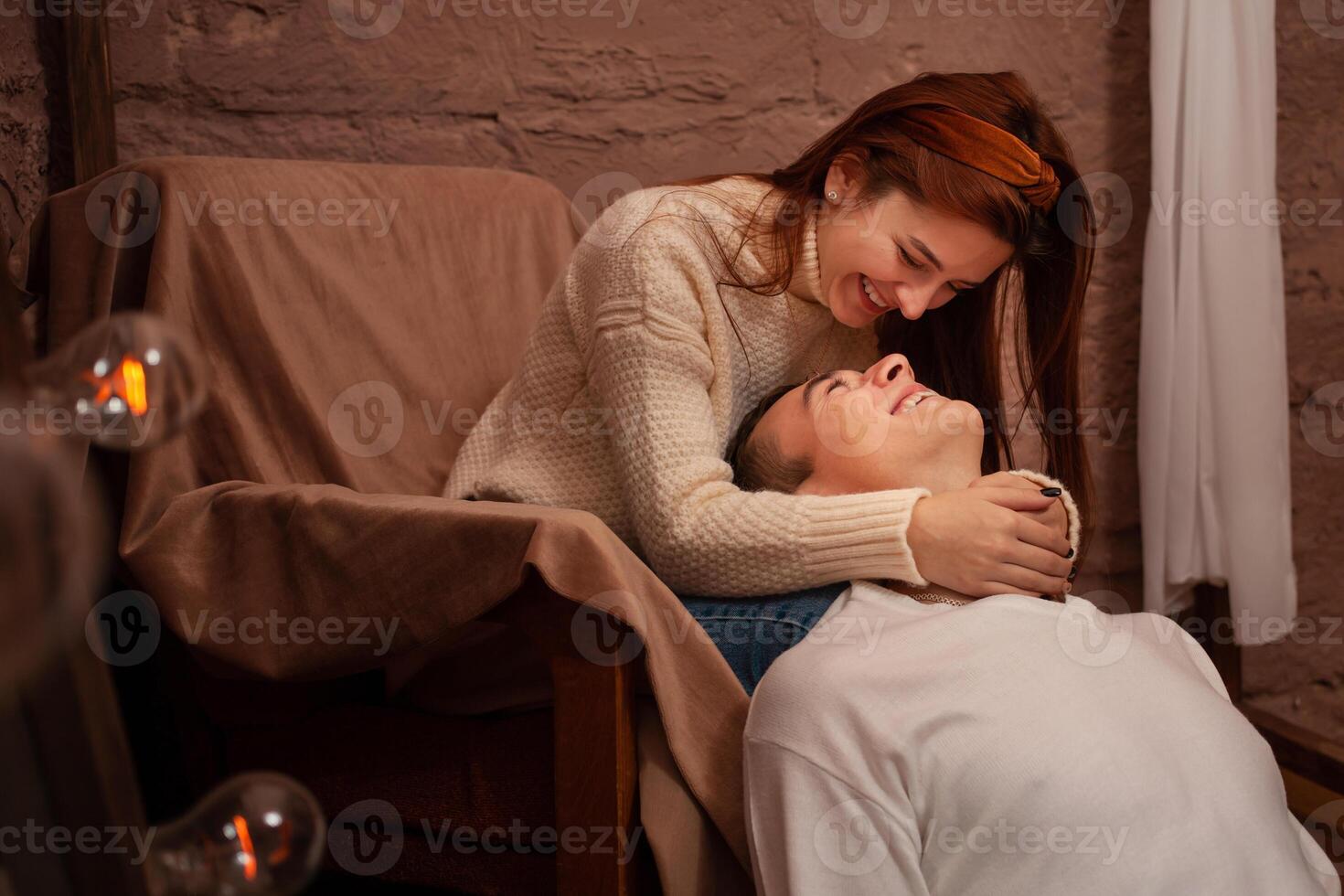 jong mensen in liefde in een foto studio. tieners, liefde. bruin interieur, poseren voor modellen