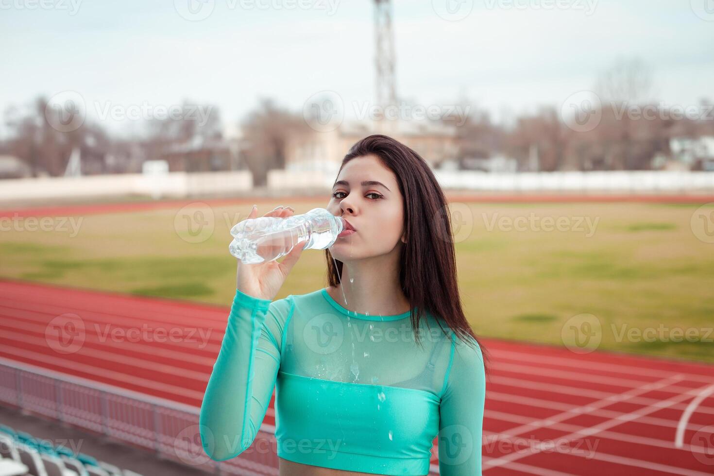 atleet Aan de beginnend blokken foto